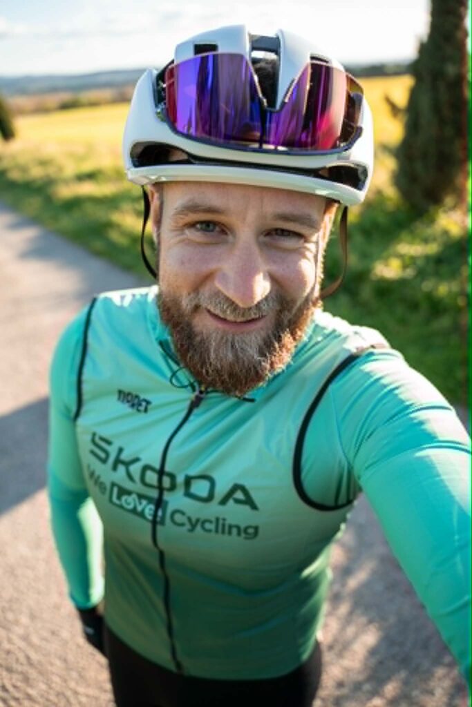 Joachim KIHL en tenue Skoda sur route en Grand Est, pour carnet de sorties vélo, brevets et Pack GPX schoolsWP.